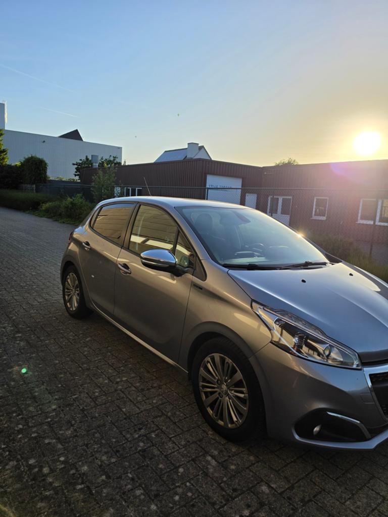 Peugeot 208 Signature 2019 | Dealer onderhouden, Voorwielaandrijving, Stof, 1199 cc, Parkeersensor