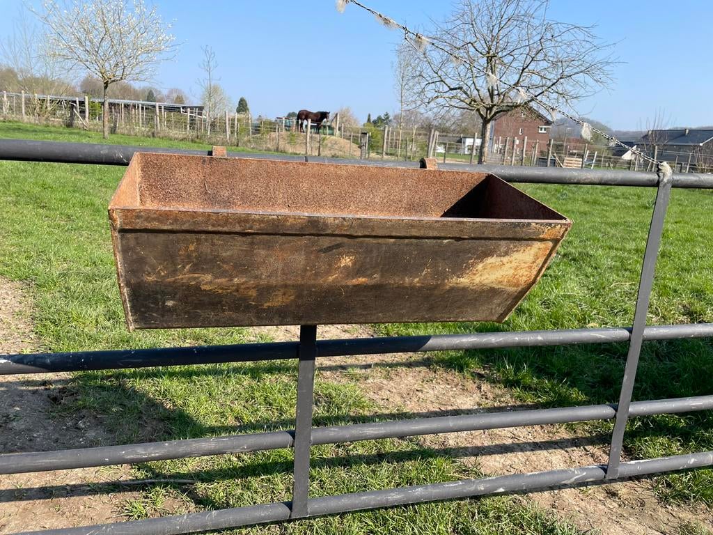 Voederbak voor paarden , koeien , geiten,…, Weidegang, 4 paarden of pony's of meer