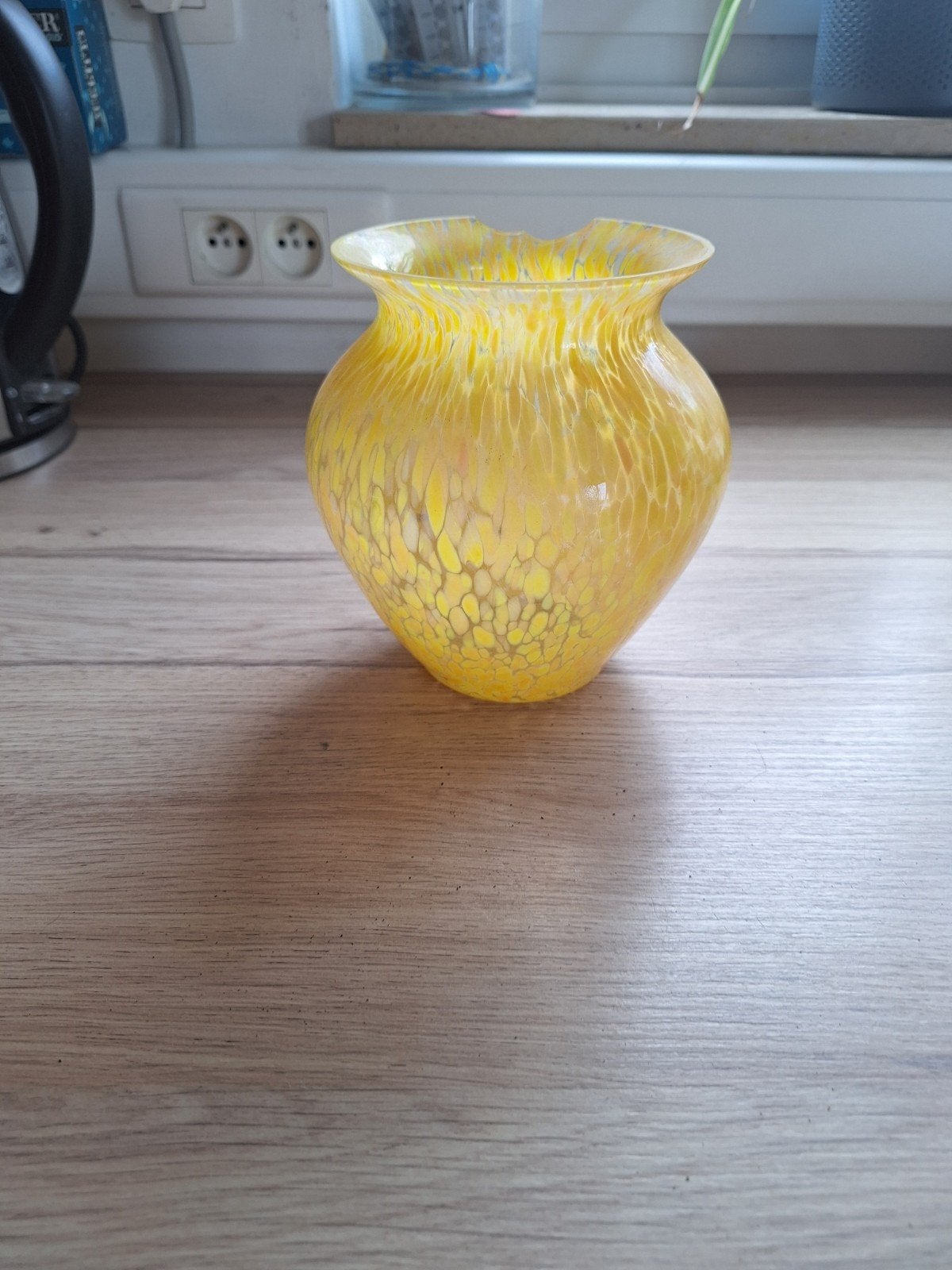 gele retro vintage vaas met een hoekske af, Ophalen, Geel