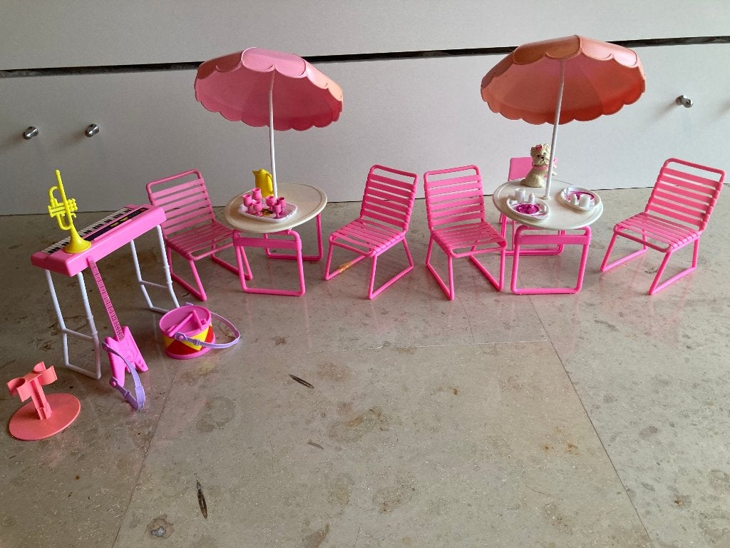 Barbie – eettafel 2 stuks + 5 stoelen + instrumenten, Ophalen, Gebruikt, Barbie