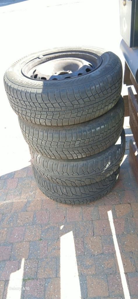 195/65R15 winterbanden gemonteerd op velgen, Auto-onderdelen, Banden en Velgen, Winterbanden, Band(en)