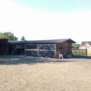 Paarden pensionstal, Mise à l'étable, 4 chevaux ou poneys ou plus