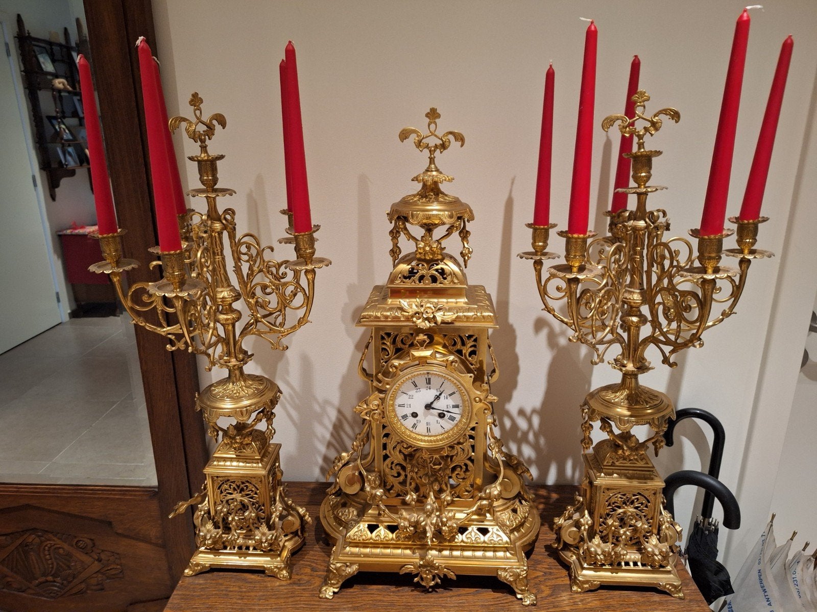 bronzen klokstel met kaarsenhouders, Ophalen