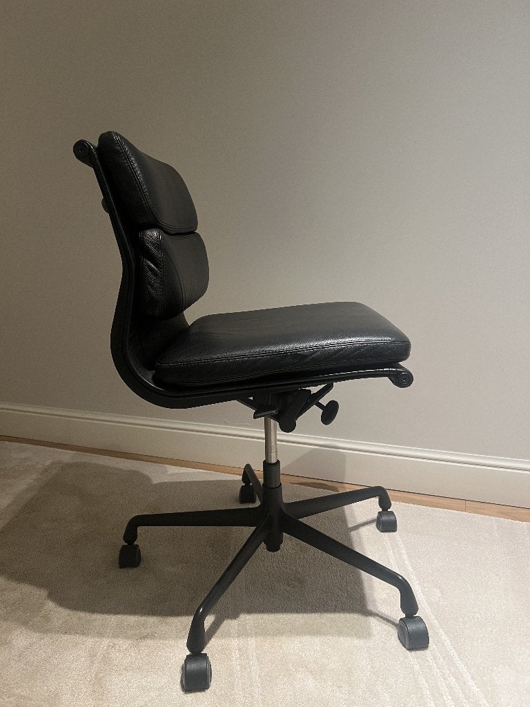 Eames Soft Pad (cuir noir) - Vitra, Maison & Meubles, Enlèvement, Comme neuf, Noir, Chaise de bureau