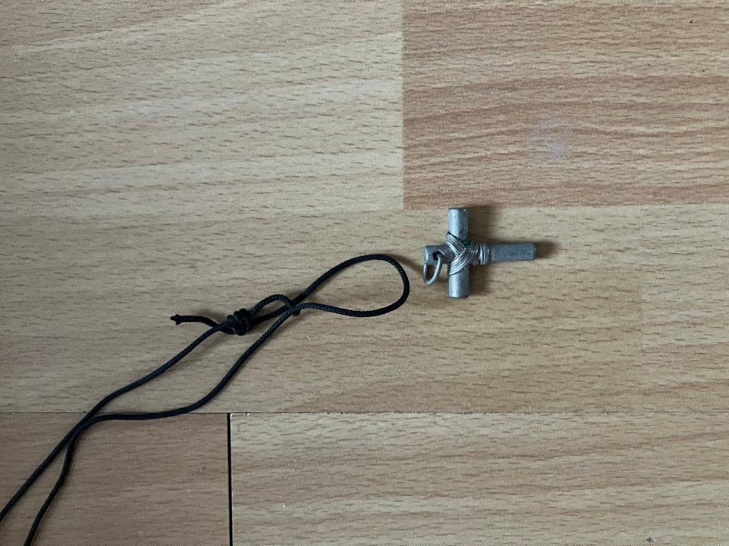 pendentif croix de Jésus, Enlèvement ou Envoi