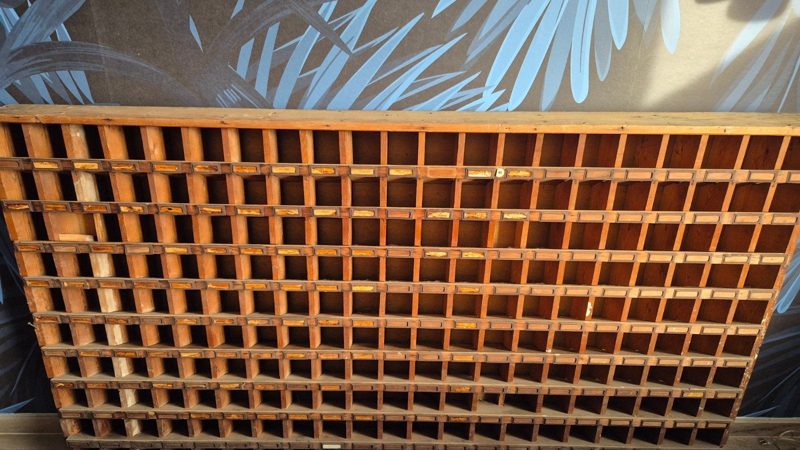 Grand meuble de métier ancien à casiers en bois