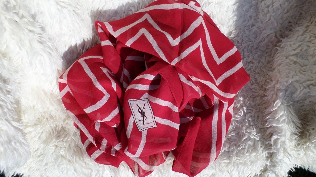 Yves Saint Laurent vintage zijden sjaal, Handtassen en Accessoires, Tassen | Damestassen, Ophalen of Verzenden, Rood