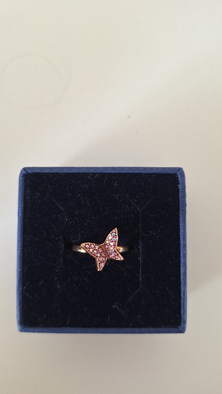 Swarovski ring kind butterfly, Enlèvement