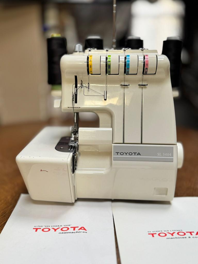 Overlock naaimachine toyota, Enlèvement, Comme neuf, Machine à coudre
