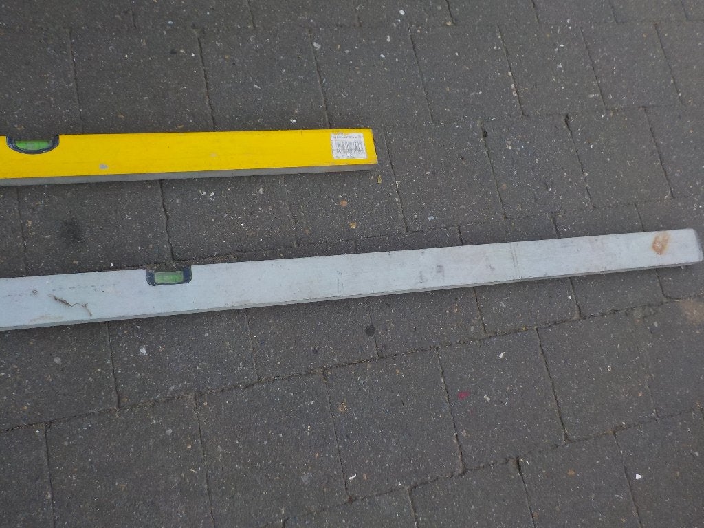 2 grote waterpassen, Ophalen