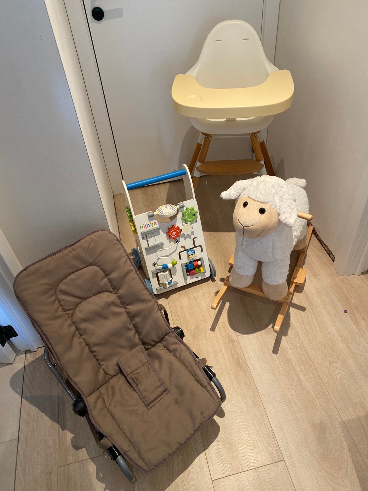 Eetstoel, schommelschaap en gratis wipper en loopwagentje, Enlèvement, Comme neuf