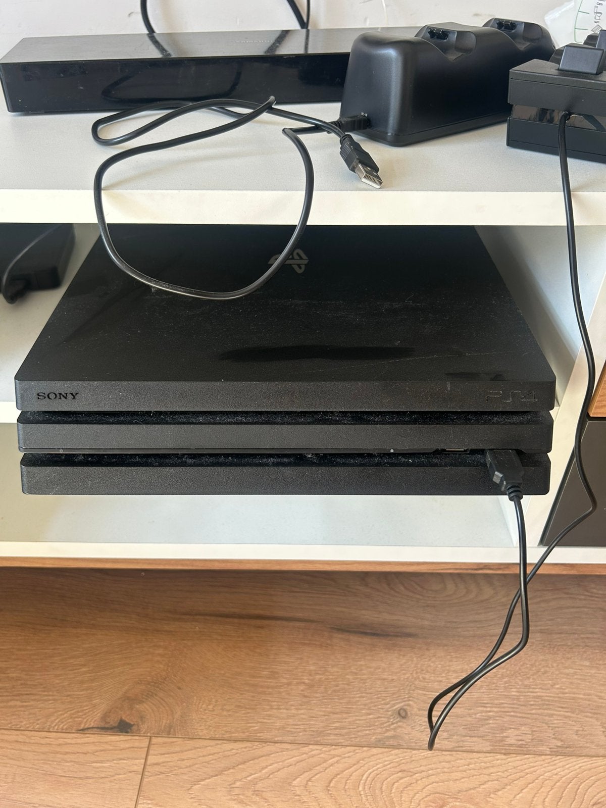 Ps4 Pro met 4 controllers + 2 oplaadstations 1TB opslag, Games en Spelcomputers, Spelcomputers | Sony PlayStation 4, Zo goed als nieuw