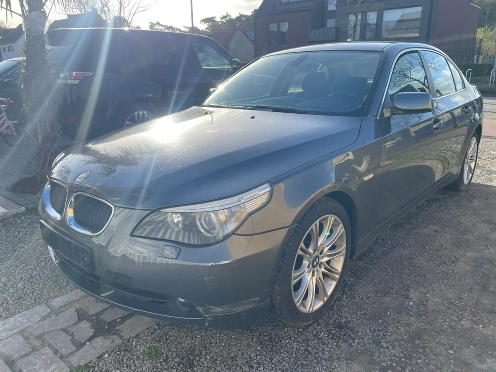 Te koop: BMW 525 benzine – 212.000 km, Auto's, BMW, Particulier, 5 Reeks, Benzine, Berline, 5 deurs, Zilver of Grijs, Grijs, Ophalen