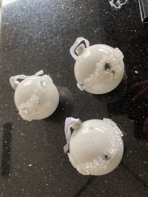 3 identieke witte kerstballen in glas.Diameter 9 cm. Zr.g.st, Huis en Inrichting, Gebruikt, Ophalen of Verzenden, Landelijk, Wit