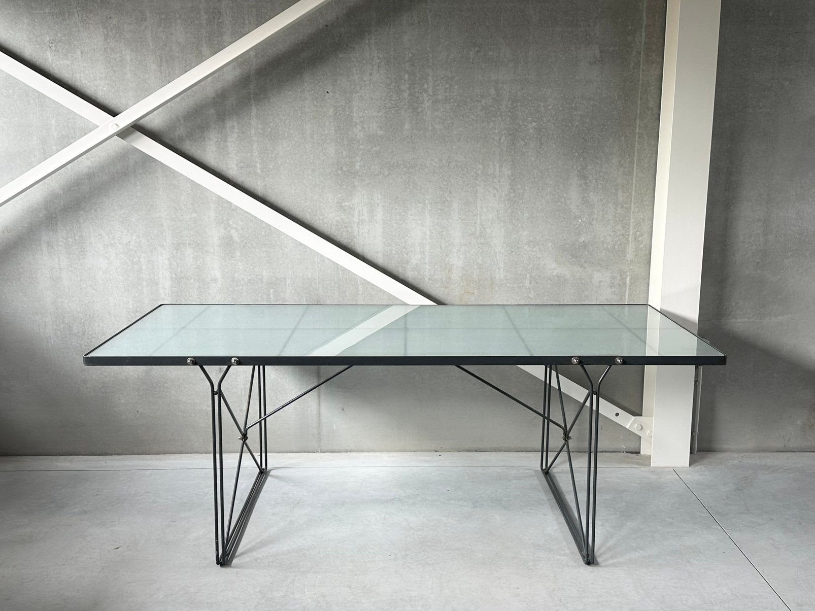 “Moment” eetkamertafel door Niels Gammelgaard voor Ikea, Enlèvement