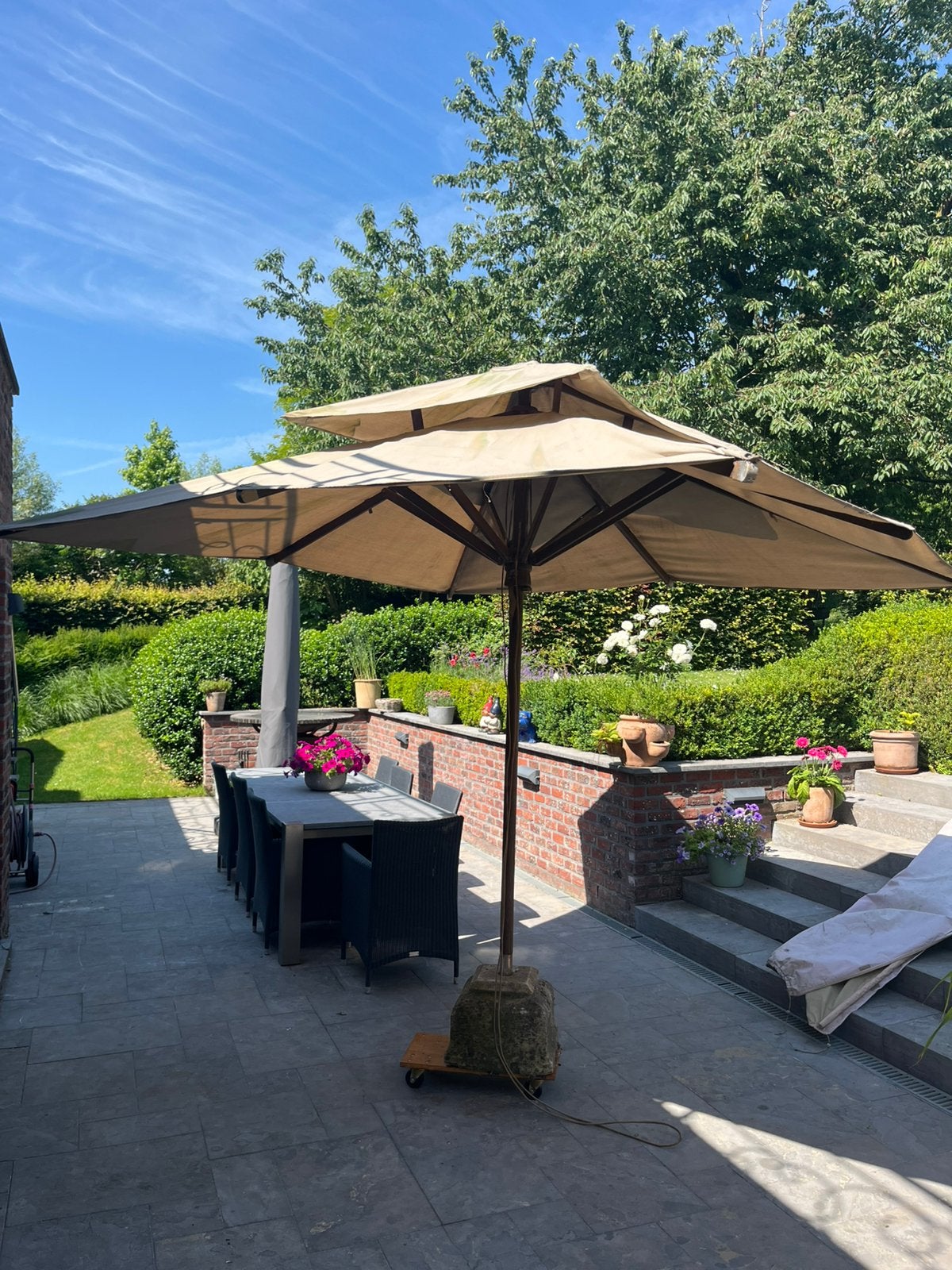 Degelijke, stevige parasol, 2,7 m hoog, 4,2 m doormeter, Ophalen, Zo goed als nieuw
