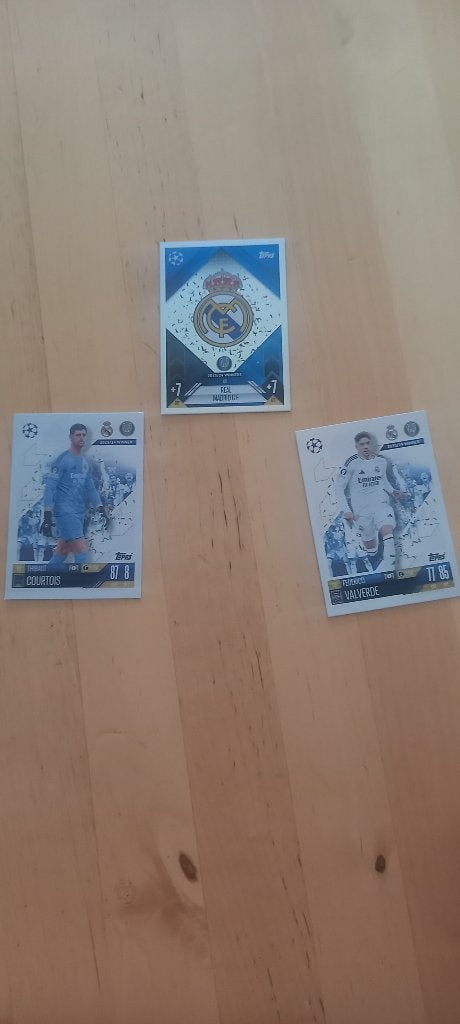 Badge Topps du Real Madrid+2 cartes du Real Madrid, Enlèvement, Comme neuf, Carte(s) à jouer