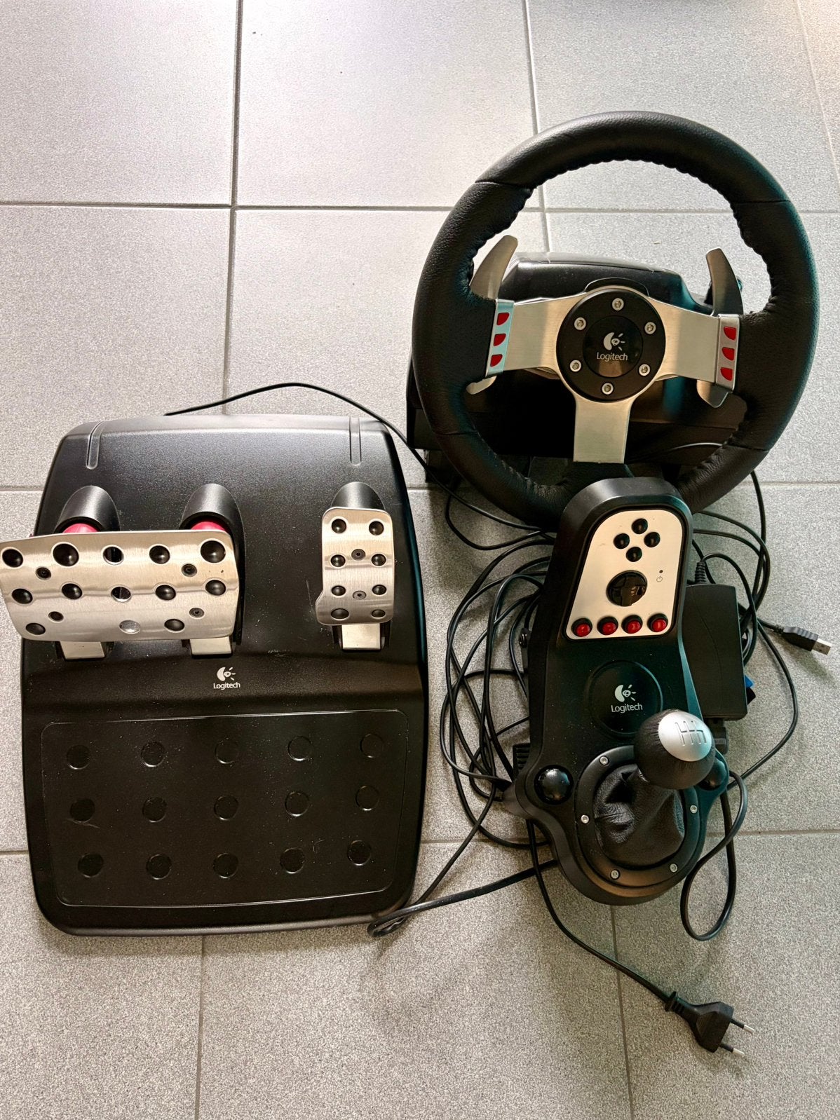Logitech G27 + pédalier + levier de vitesses, Enlèvement, Comme neuf