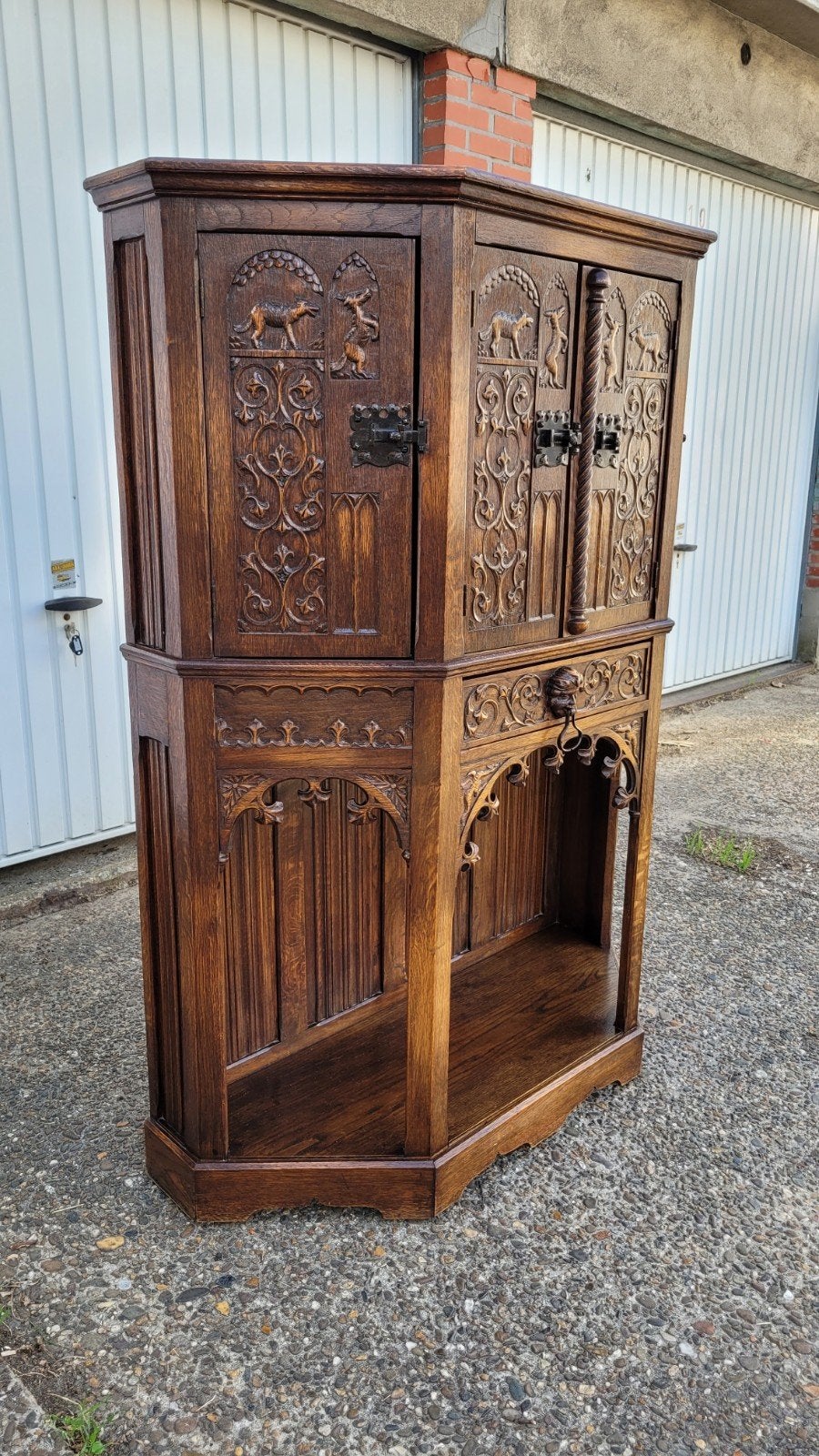 Een antiek 19e-eeuwse eikenhouten kast in neogotische stijl., Antiek en Kunst, Ophalen