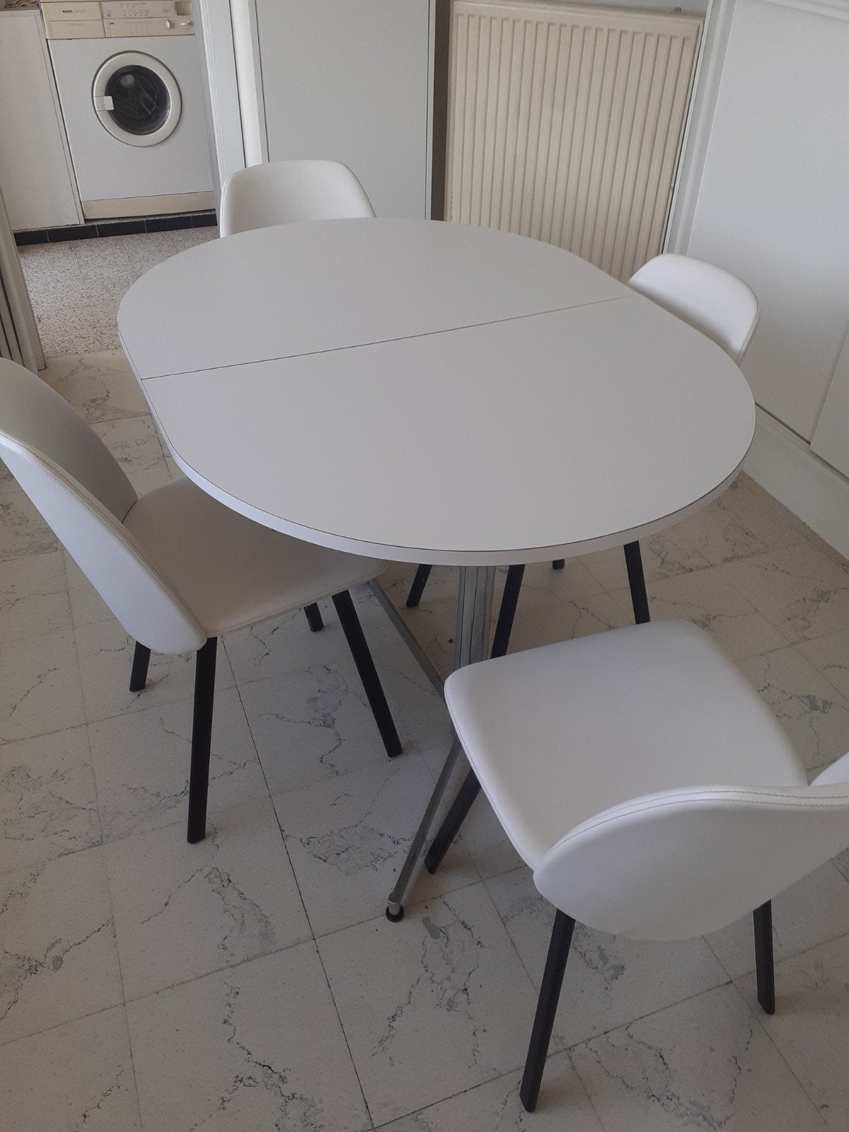 Table et 4 chaises, 4 à 6 chaises, Modern / vintage/ klassiek, Comme neuf, Enlèvement