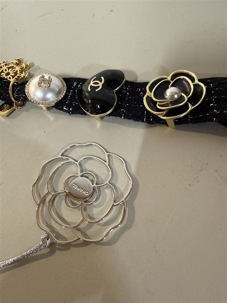 chanel cc parelbedel hart camellia accessoireset kerstmis 20, Bijoux, Sacs & Beauté, Bracelets à breloques, Enlèvement ou Envoi
