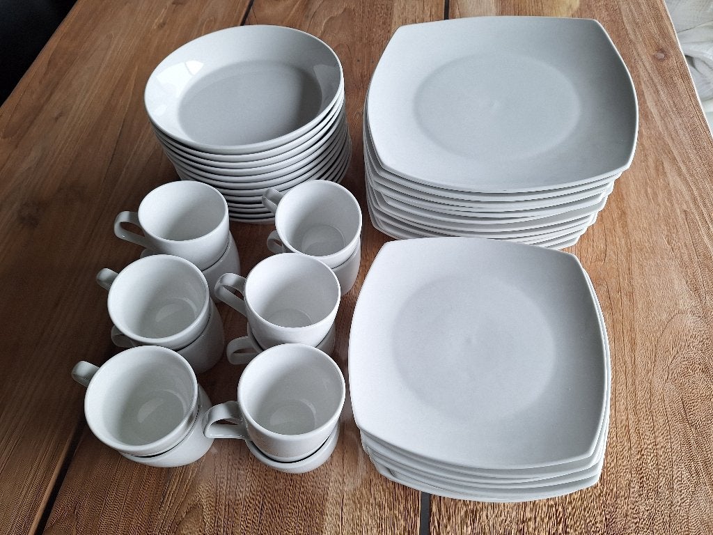 Wit servies 47 stuks, Huis en Inrichting, Keuken | Servies, Ophalen, Zo goed als nieuw, Bord(en), Effen
