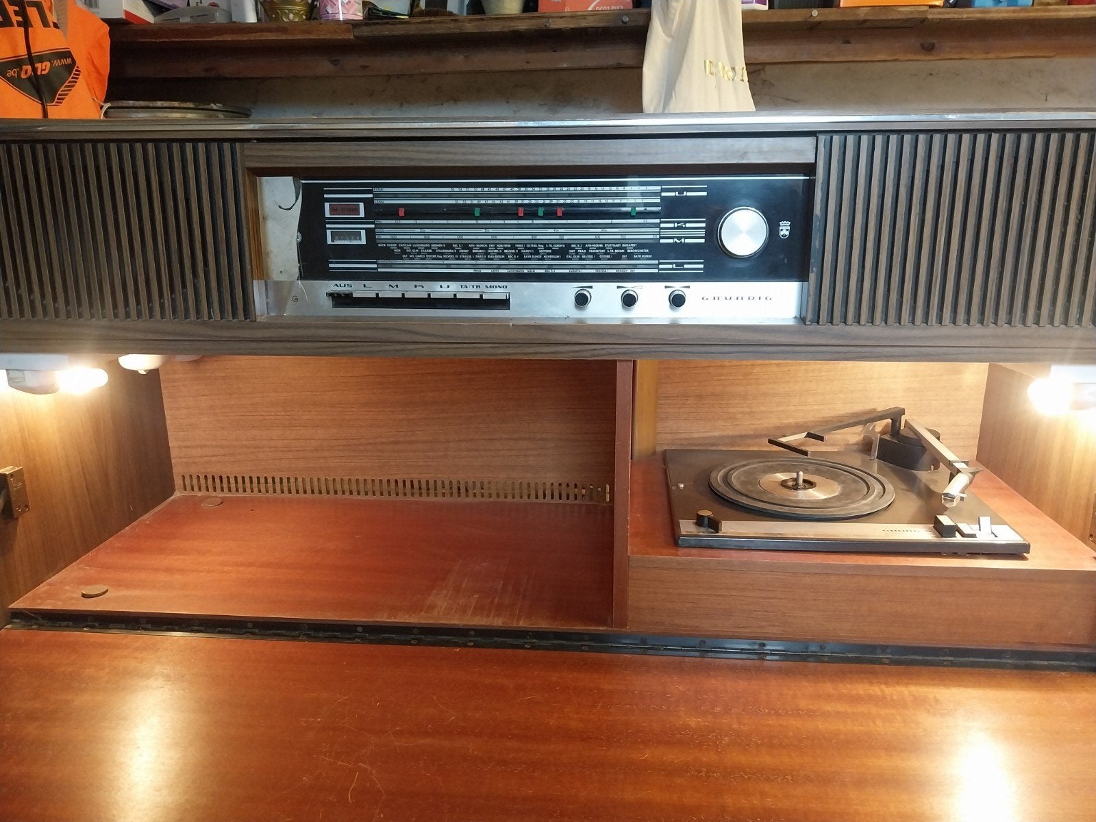 Vintage radio (ook leuk als decoratie), Ophalen
