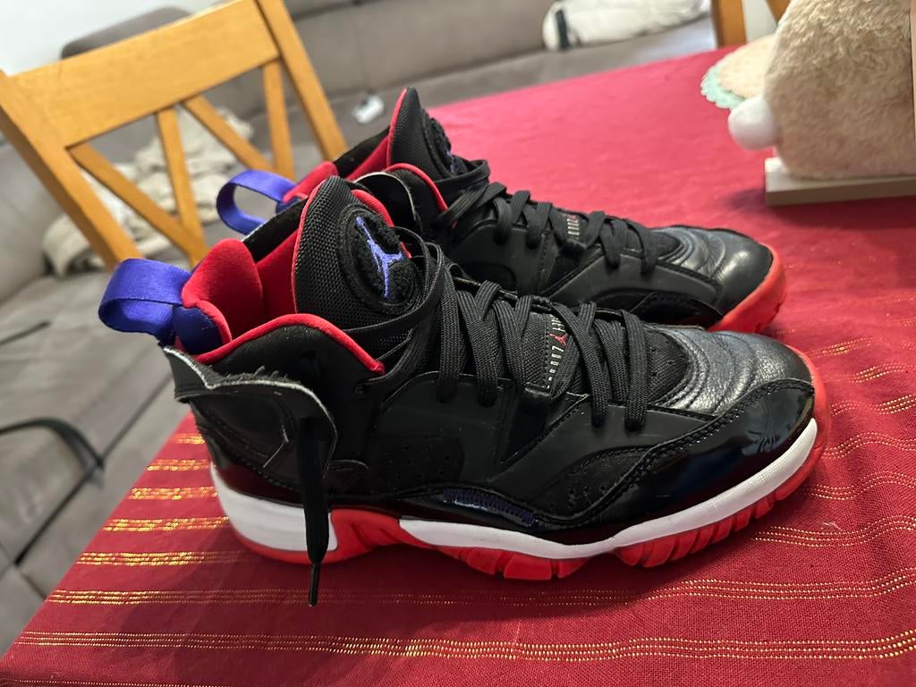 Jordan Two Trey, noir/rouge universitaire, pointure 42.5, Enlèvement ou Envoi, Comme neuf