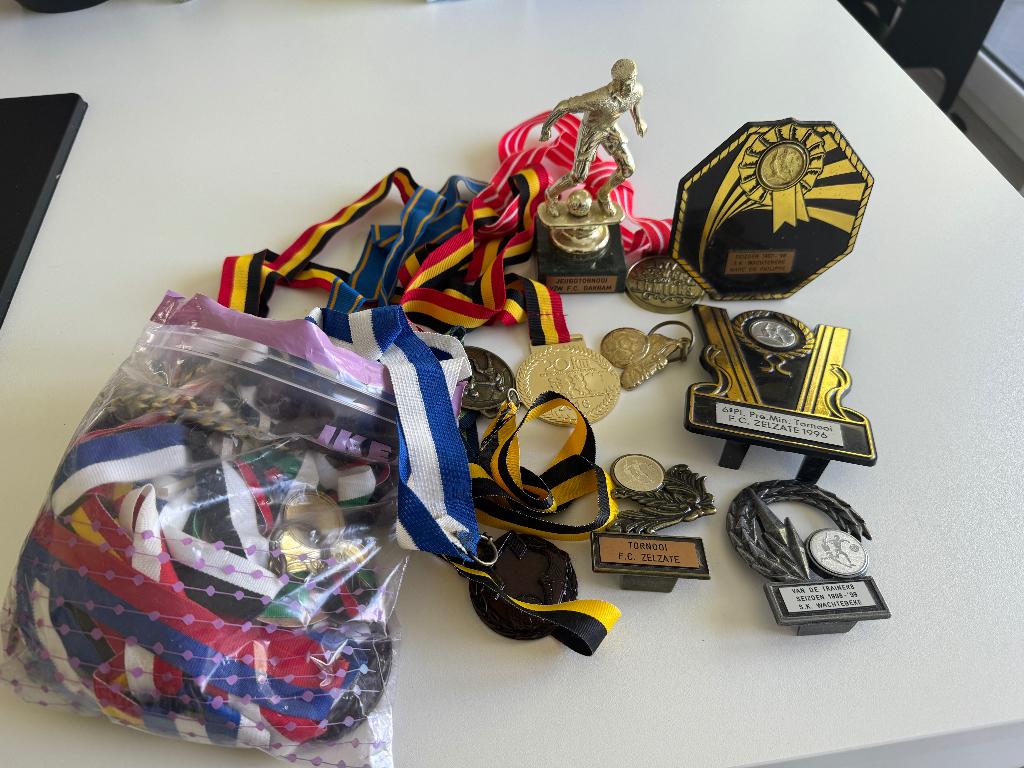 Diverse voetbal medailles, Ophalen
