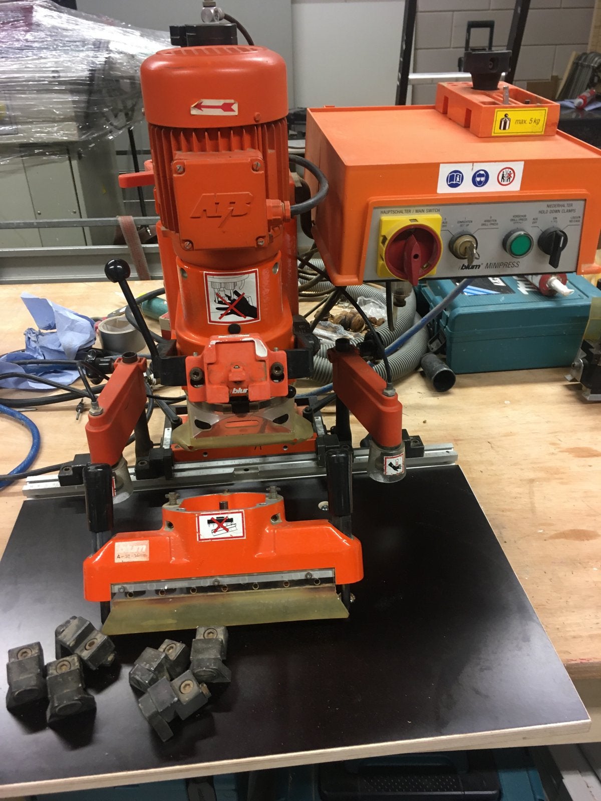 Blum minipress scharnier en rijboormachine, Doe-het-zelf en Bouw, Ophalen, Zo goed als nieuw