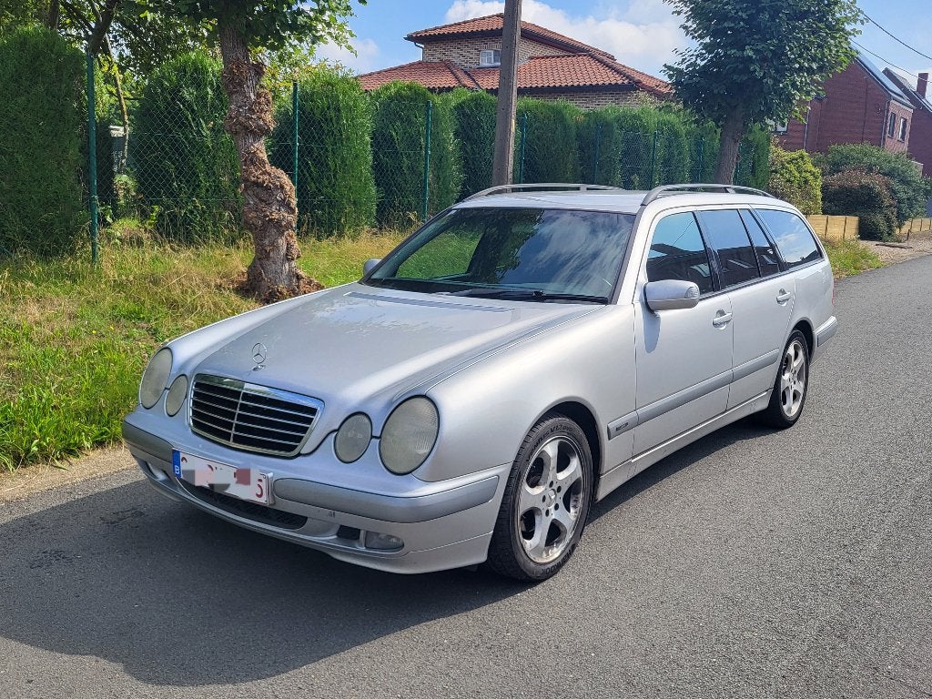 Voiture classique Mercedes-Benz E 220 CDI..., 100 kW, Argent ou Gris, Achat, Noir