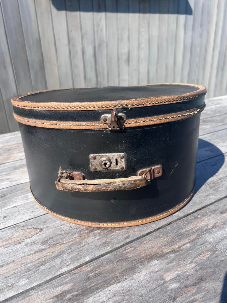 Boîte à chapeaux ancienne, Enlèvement
