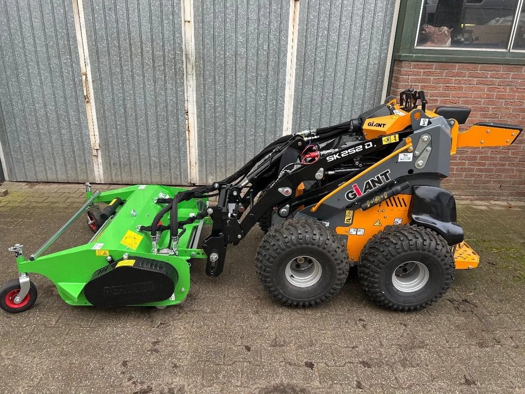 Giant SK252D + klepelmaaier, Zakelijke goederen, Tobroco, Info@tobroco.nl, Sprendlingenstraat 57
5061 KM  Oisterwijk, NL, Wiellader of Shovel