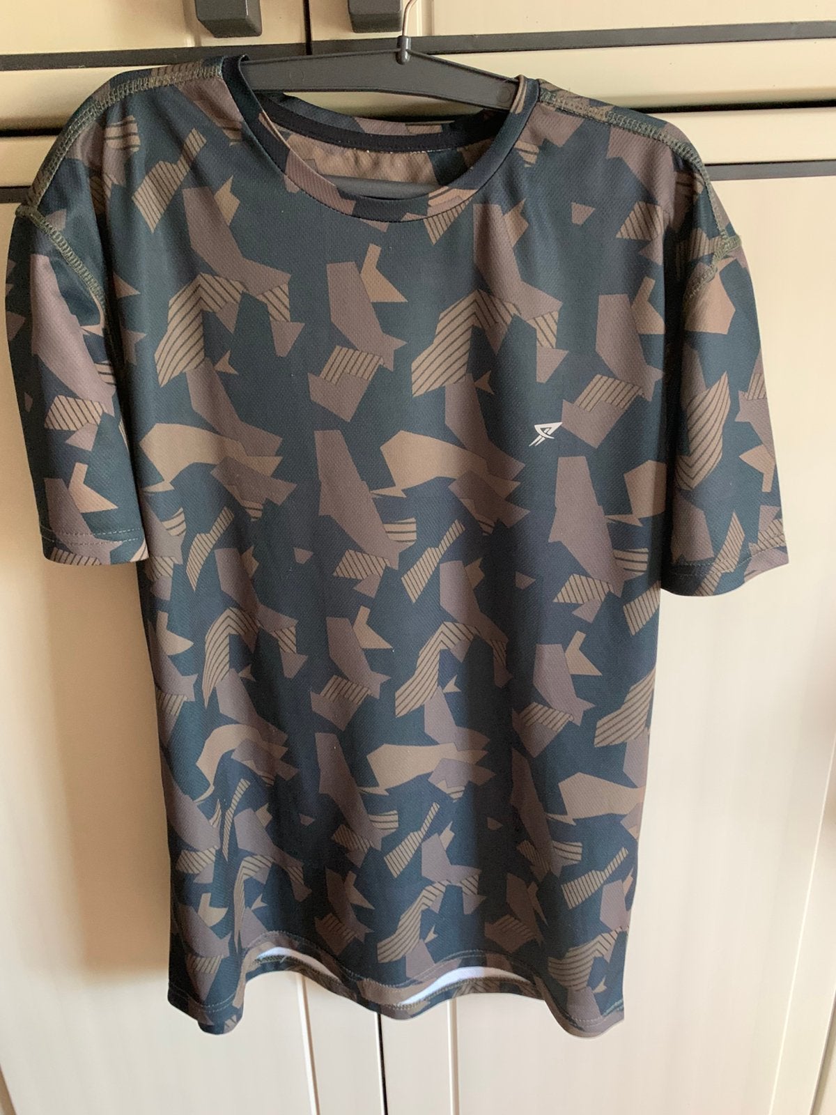 Chemise de sport peu portée taille M, Vêtements | Hommes, Vêtements de sport, Enlèvement ou Envoi, Comme neuf, Taille 48/50 (M)