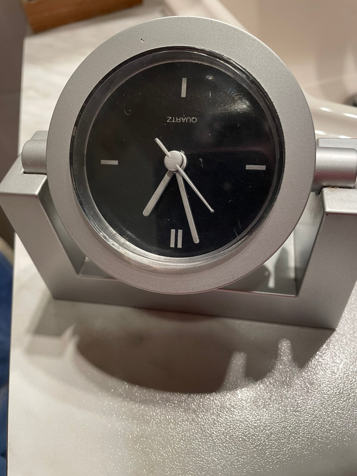 Klokje, Huis en Inrichting, Grijs, Werkt op batterijen, Ophalen of Verzenden, Tafelklok