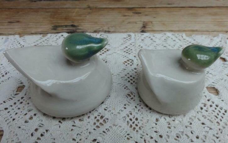 2 Handgemaakte keramieke fantasie eendjes, moeder met jong, Verzamelen, Ophalen of Verzenden, Zo goed als nieuw, Vogel, Beeldje of Figuurtje