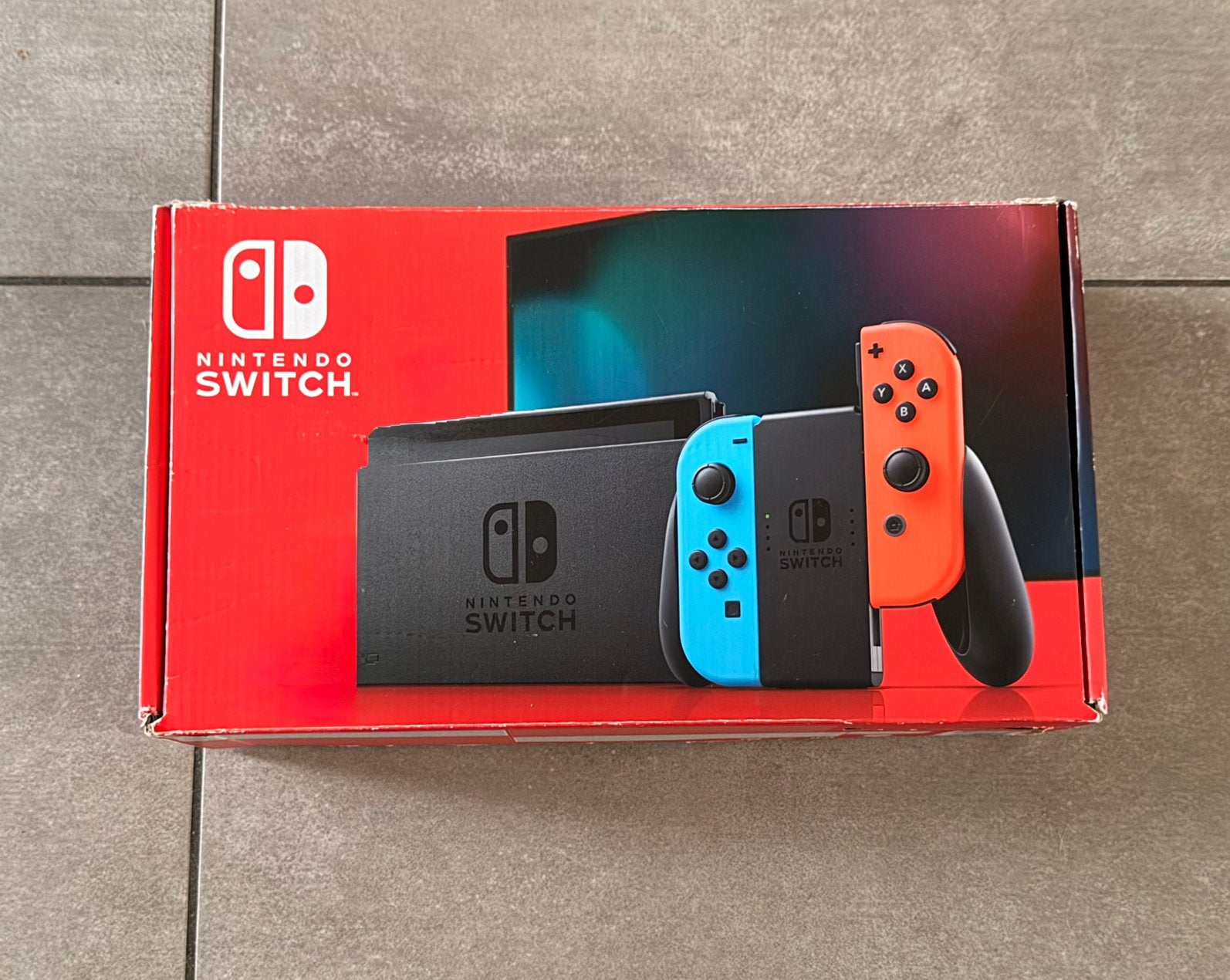 Nintendo Switch V1 (rouge fluo/bleu), Consoles de jeu & Jeux vidéo, Avec 3 manettes ou plus, Enlèvement, Switch Original, Avec jeux