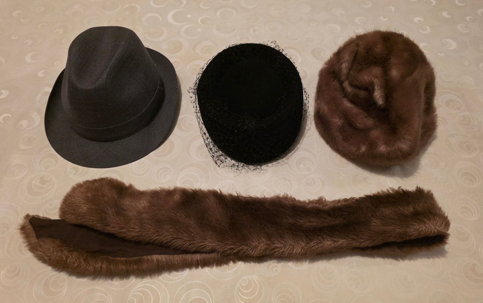 Set met 2 vintage hoeden, muts en sjaal, Ophalen, Hoed