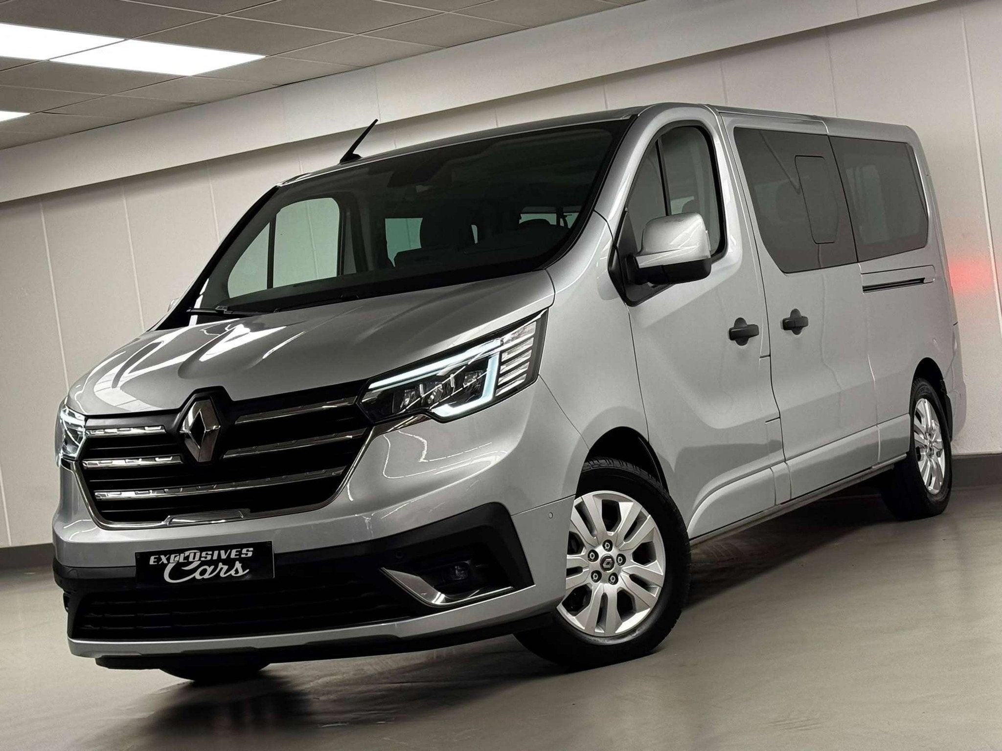 Renault Trafic 2.0 DCI 150CV LONG CHASSIS 8 PLACES CAMERA GP, Auto's, Automaat, Stof, Gebruikt, 4 cilinders