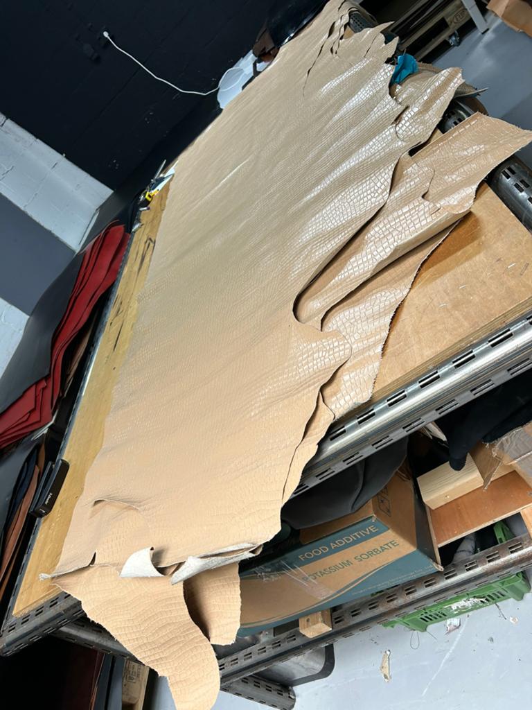 Beige kleur Italiaanse halve huiden krokodil print soepel, Hobby en Vrije tijd, Ophalen of Verzenden, Zo goed als nieuw, Beige
