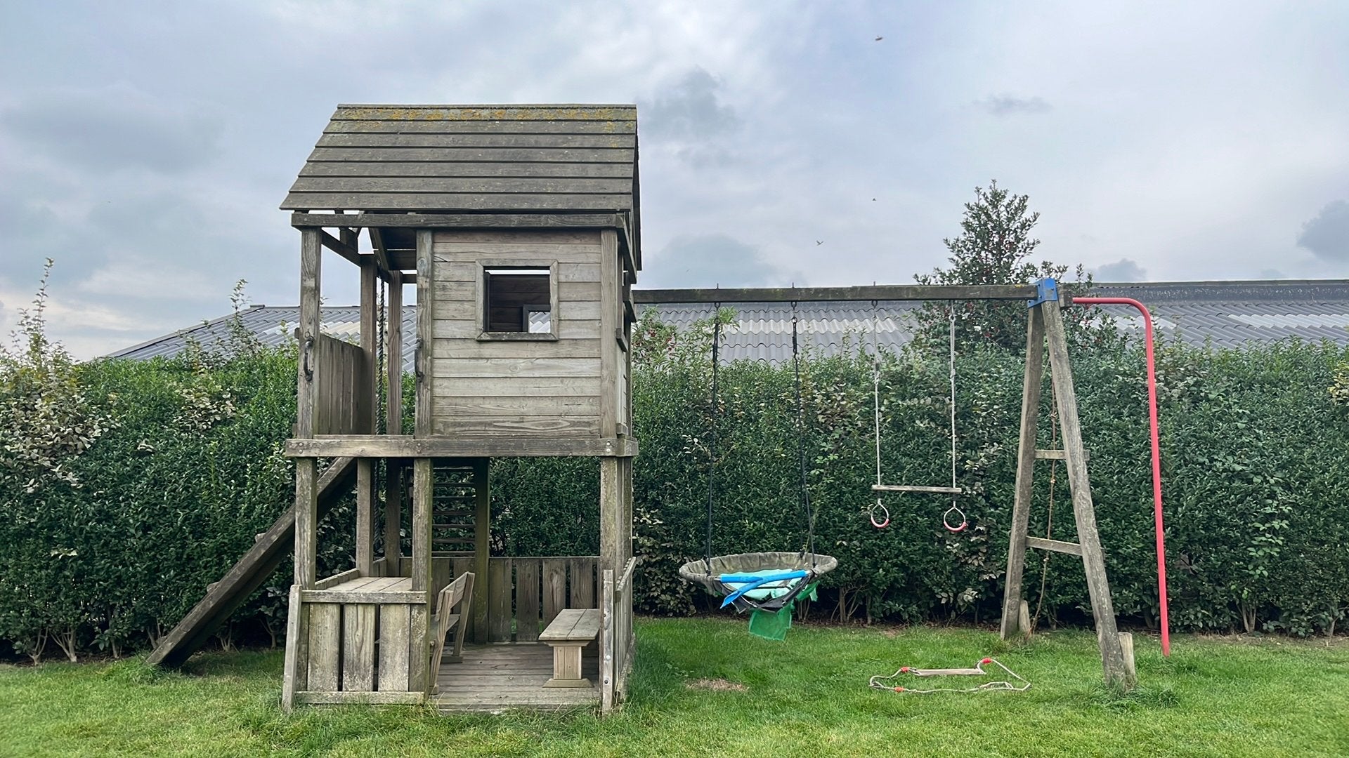 Speelhuisje buiten met glijbaan, Ophalen, Gebruikt, Glijbaan