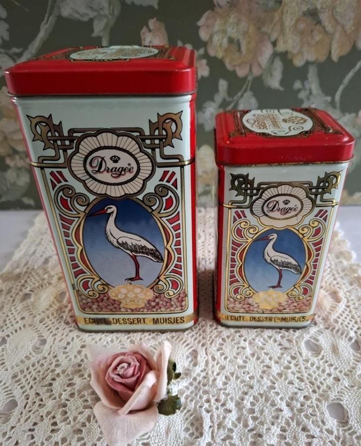 2 Vintage blikken, echte dessert muisjes, Dragee, ooievaar, Verzamelen, Ophalen of Verzenden, Gebruikt, Overige, Overige merken