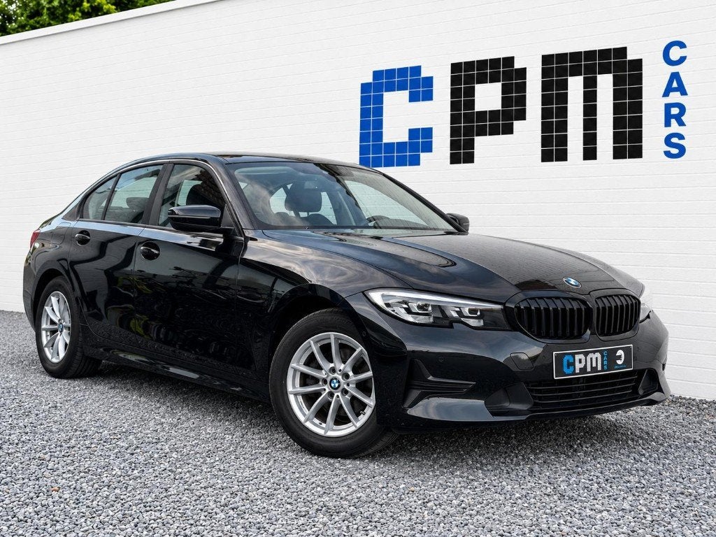 BMW 318 iA * 24.000km! * FULL HISTORIEK * SPORT * PDC * NAVI, Automaat, Dealer onderhouden, 4 cilinders, Zwart