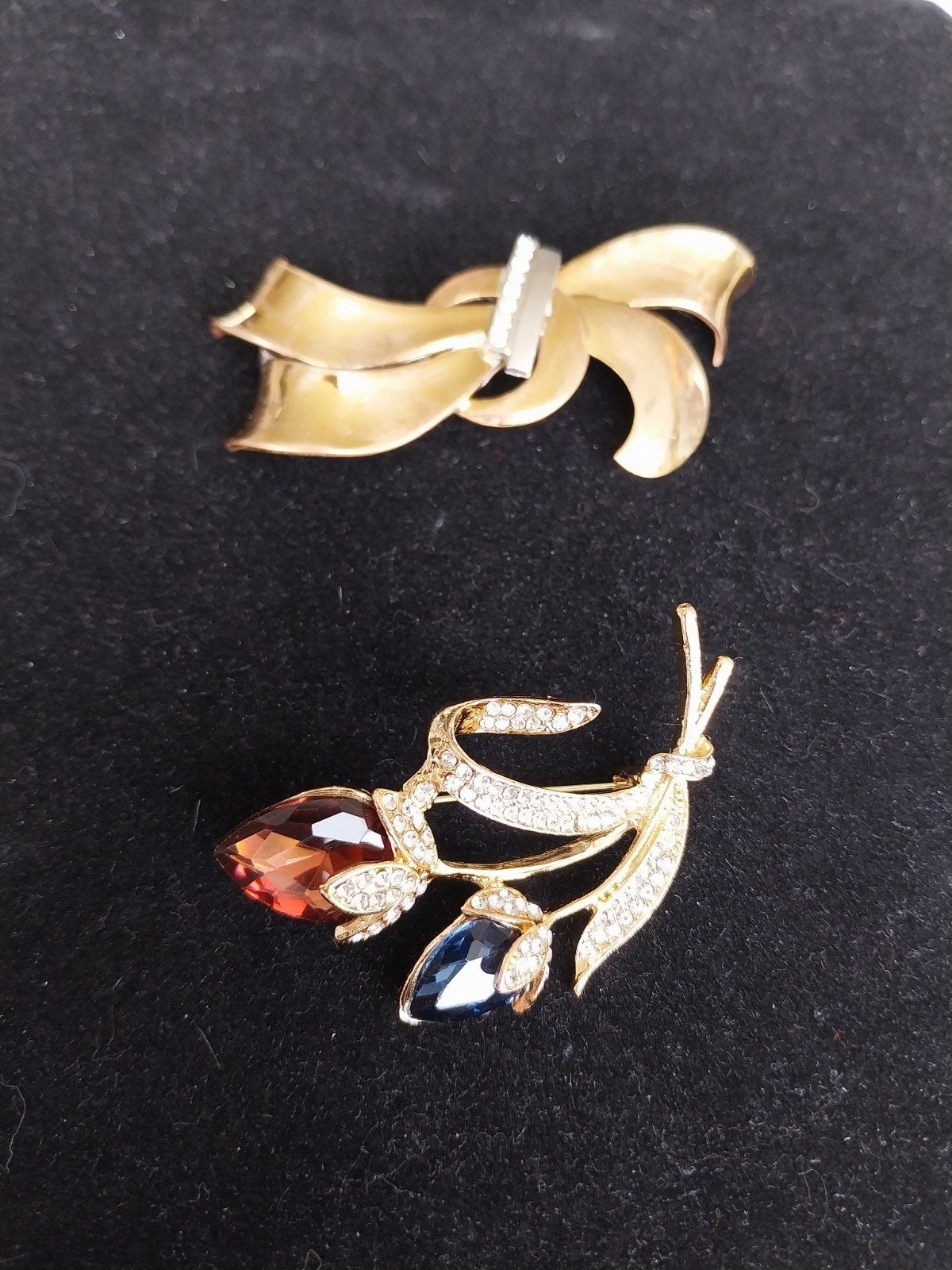 Twee broches, Ophalen