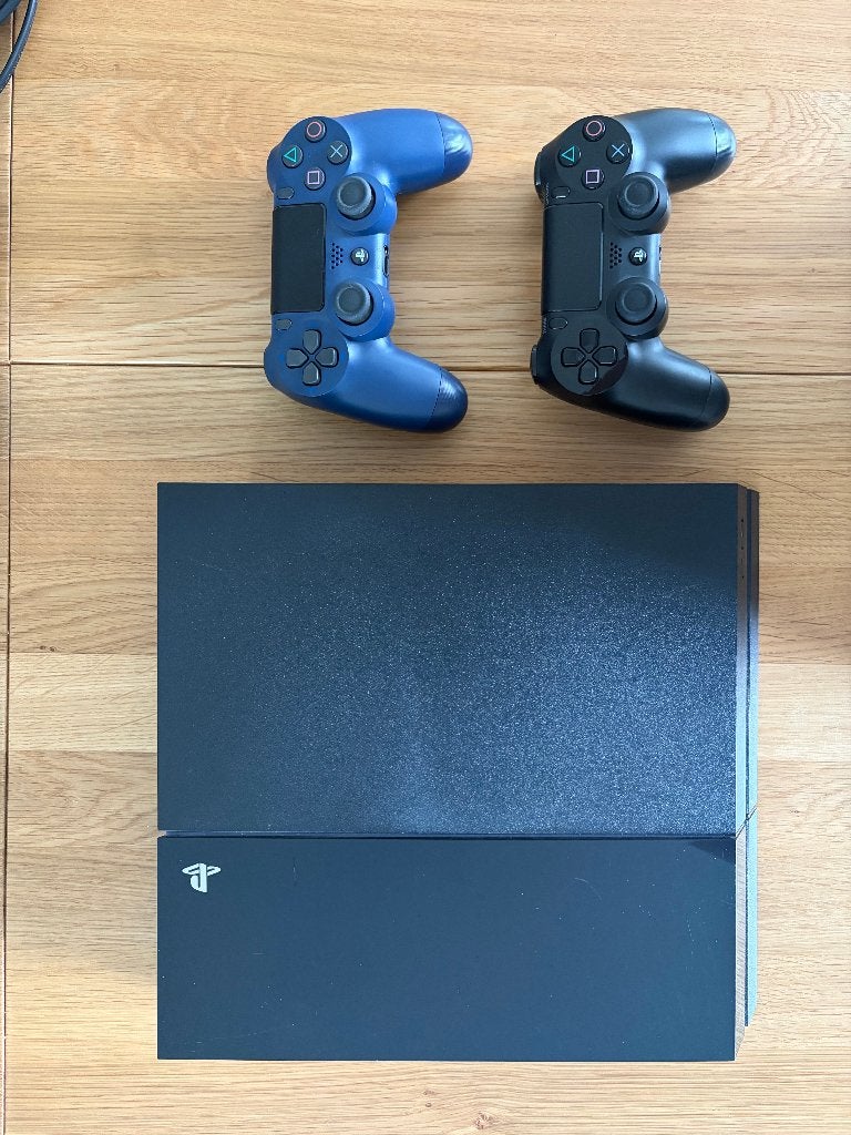 PlayStation 4 + 2 controllers/Kabels & Game, 2 spelers, Ophalen, Gebruikt