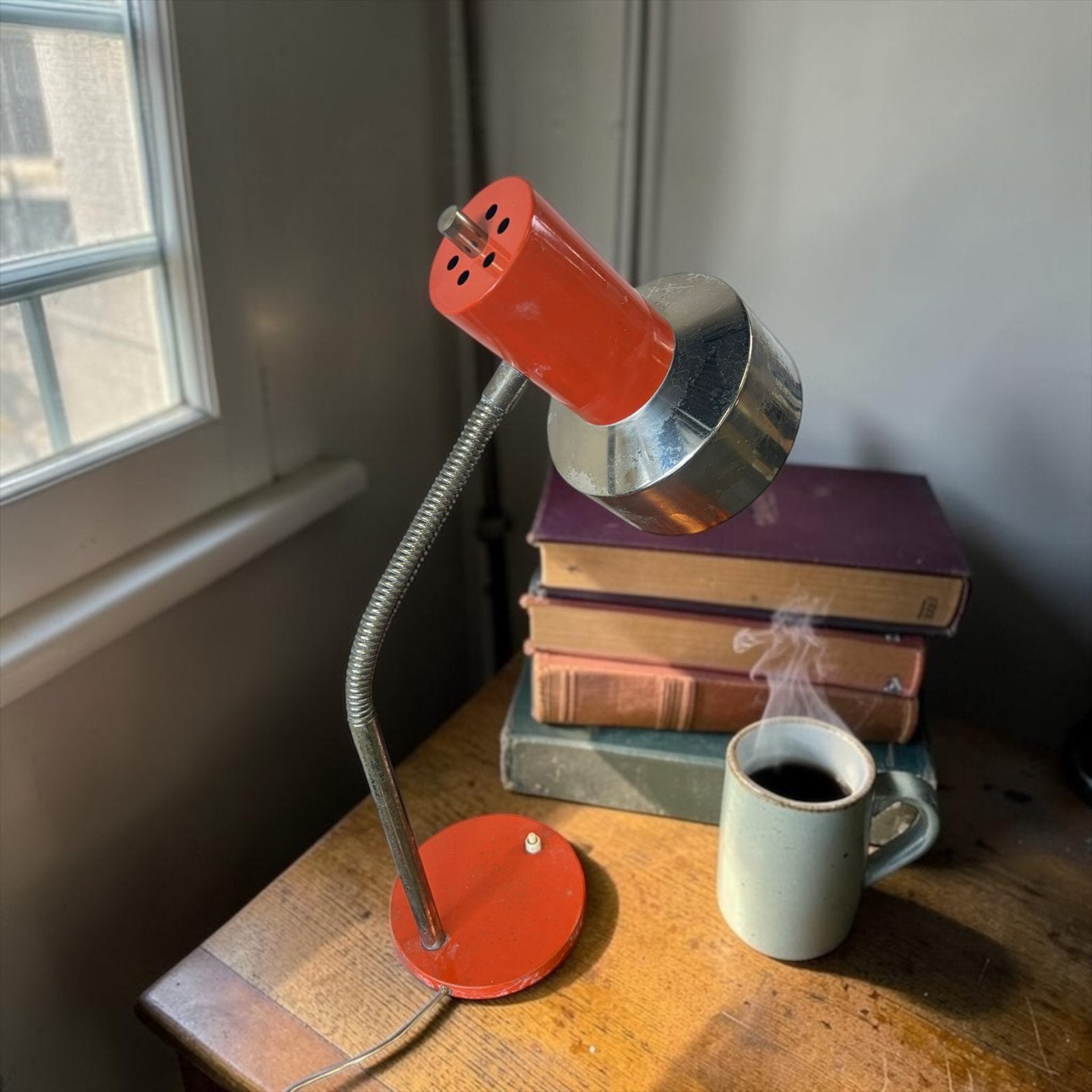 Lampe de bureau vintage en métal rouge, Antiquités & Art, Envoi
