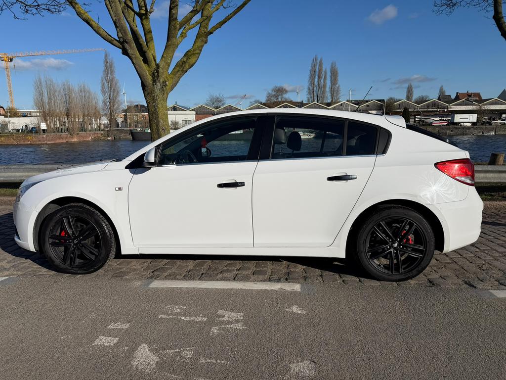 Chevrolet cruze hatchback, Auto's, Chevrolet, Voorwielaandrijving, Euro 5, Zwart, Wit