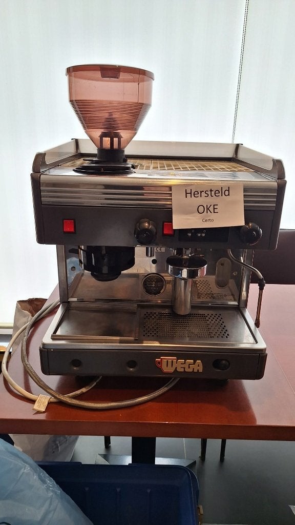 Wega EVD 1 professionele espressomachine met bonenmaler., Enlèvement, Utilisé, Café et Espresso