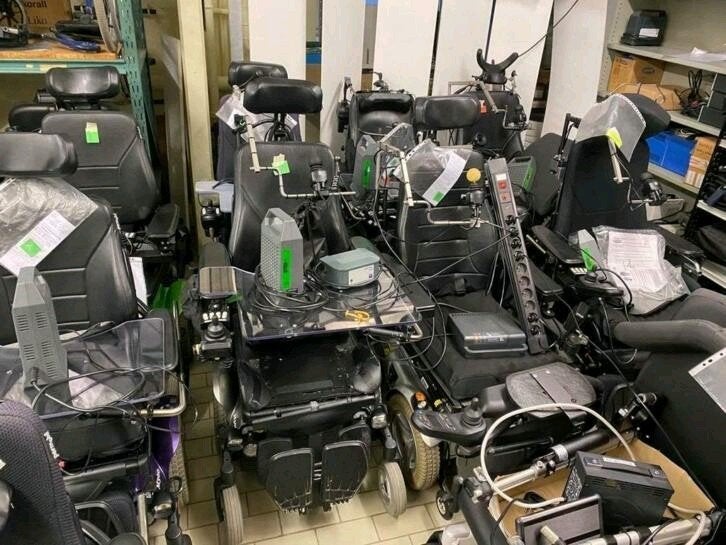 différents modèles de fauteuils roulants et de scooters élec, Enlèvement ou Envoi, Pliant, Neuf, Fauteuil roulant électrique