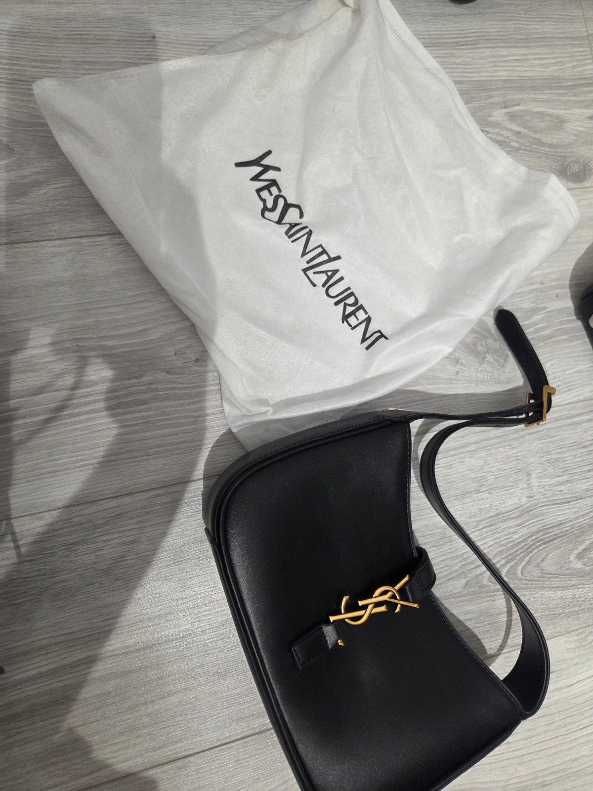sac yves saint laurent, Enlèvement